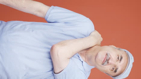 Vertical-video-of-Old-man-with-shoulder-pain.